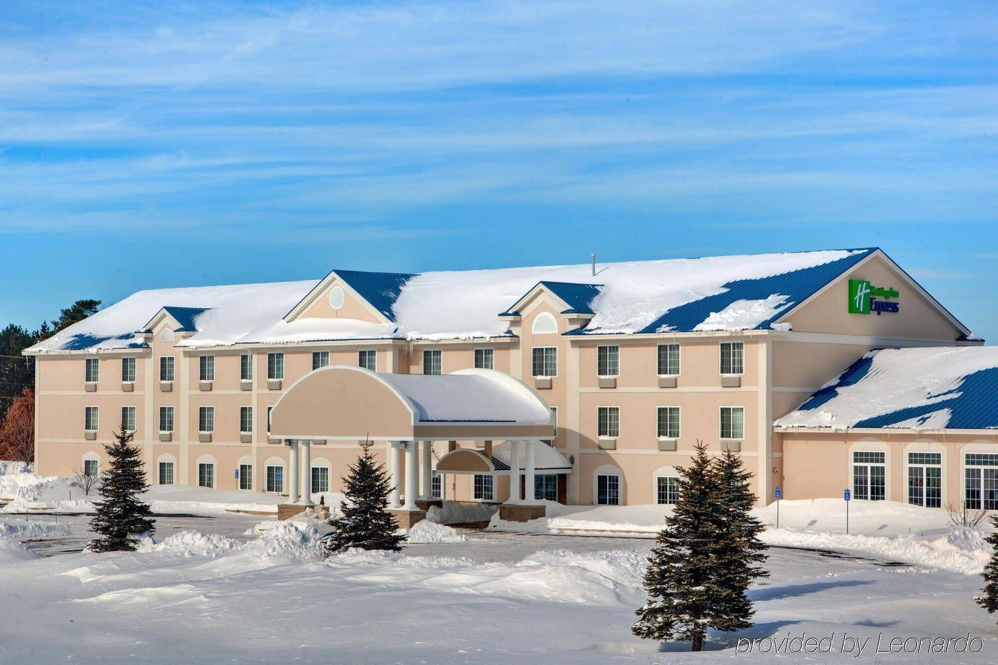 Holiday Inn Express Hotel & Suites Cadillac By Ihg Exterior photo